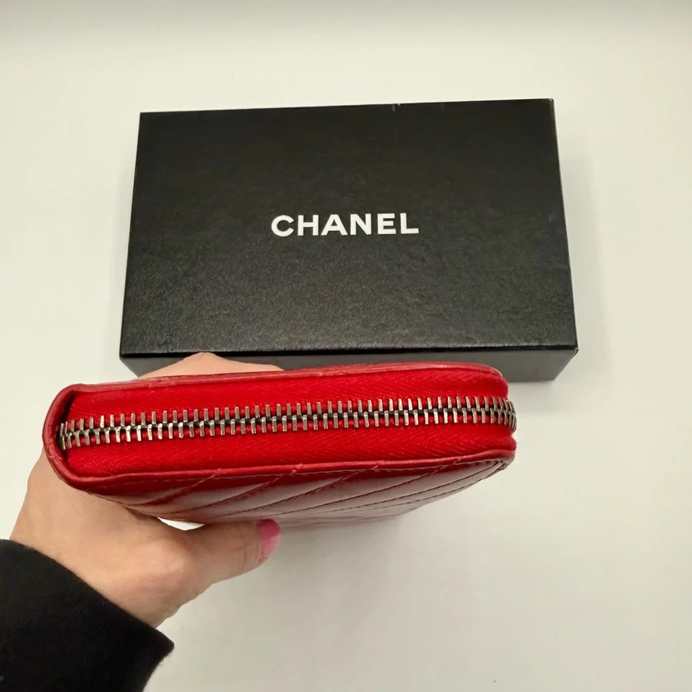 A+ Condition CHANEL Quilted red leather zip-around wallet w/box